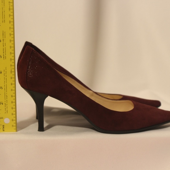 Pointed Toe Pumps in maroon - Picture 2 of 8